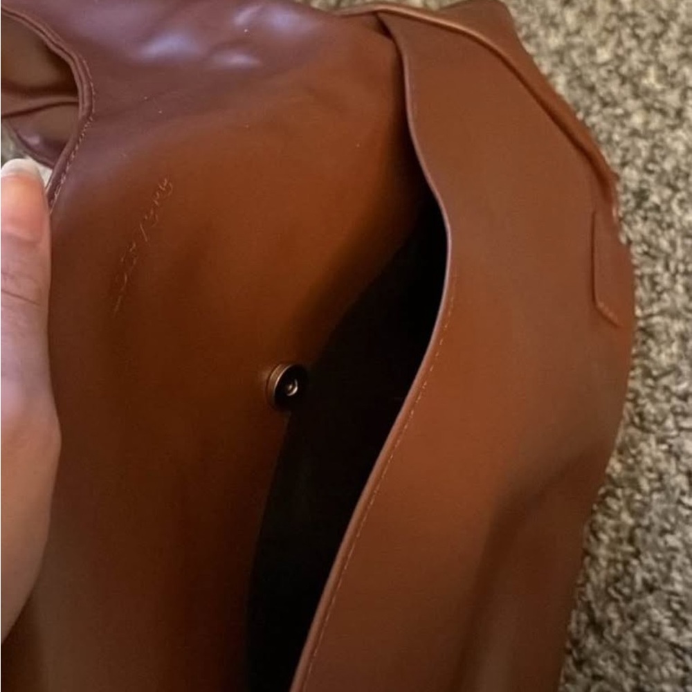 Elegant Brown Leather Shoulder Bag - Picture 4 of 4